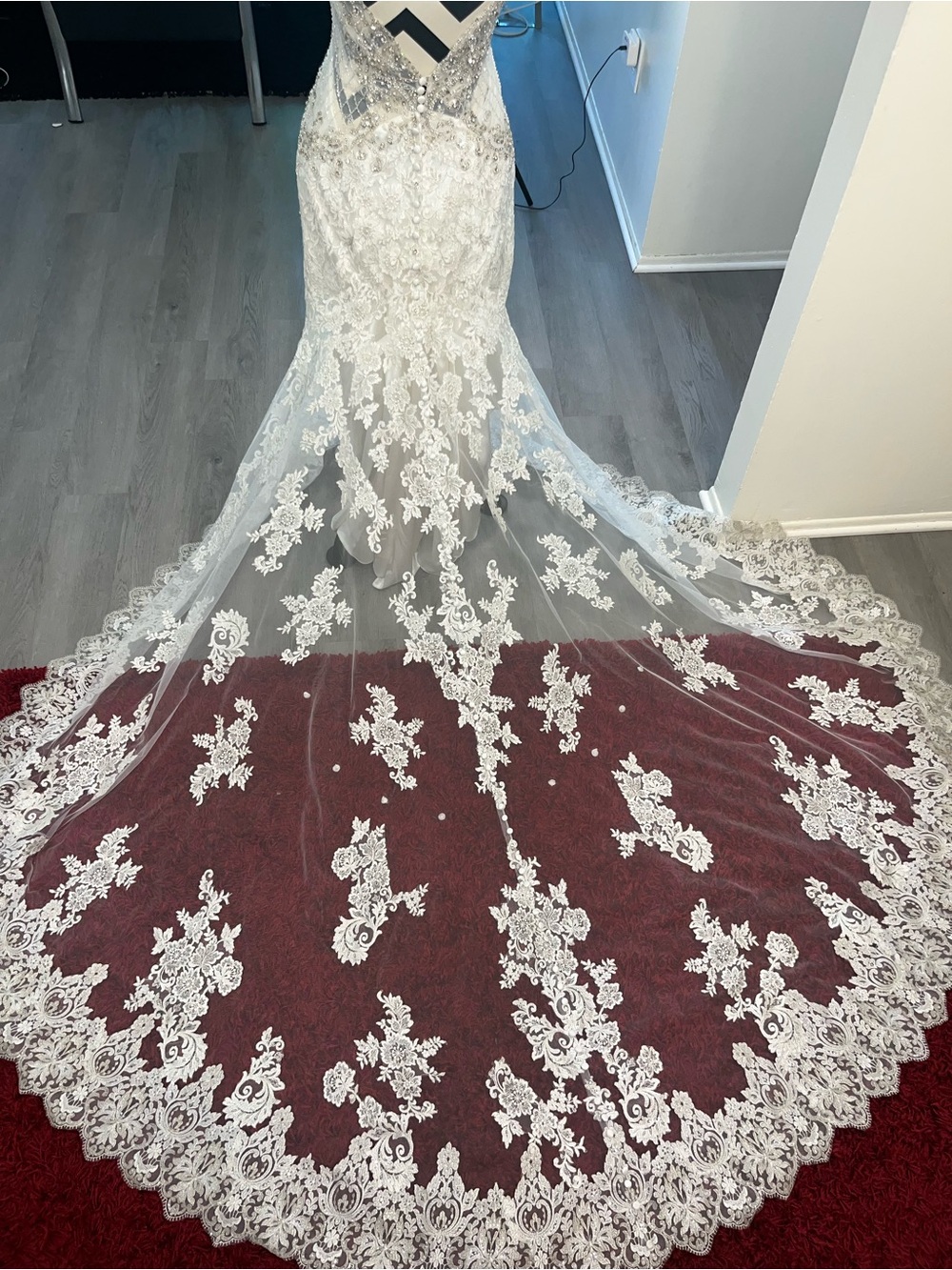 Beautiful Allure Bridals Lace Wedding Gown Size 10 - Picture 15 of 16